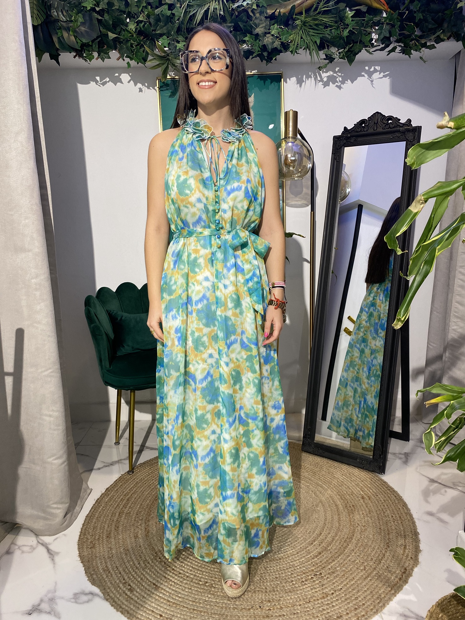 Vestido estampado floral cuello halter detalle