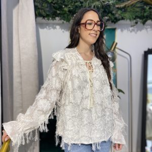 Camisa beige flores cuello pico flecos