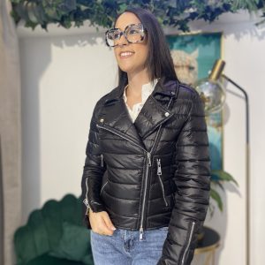 Chaqueta corta acolchada negra cruzada