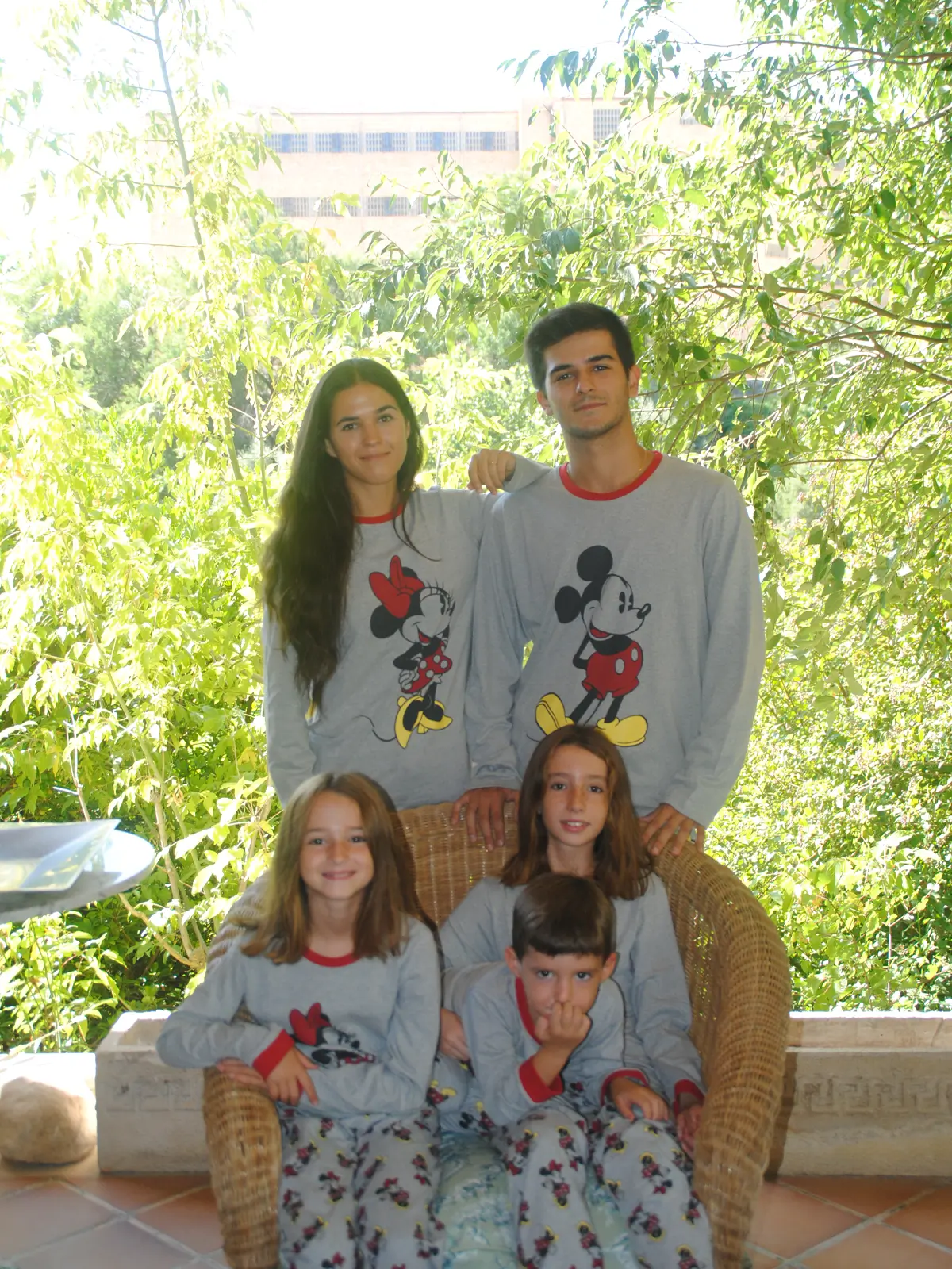 Pijama de niña de Minnie Mouse gris y rojo 70% algodón-30 % poliéster - Imagen 2